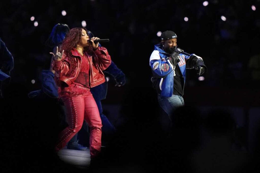 SZA joins Kendrick Lamar to perform Luther and All the Stars